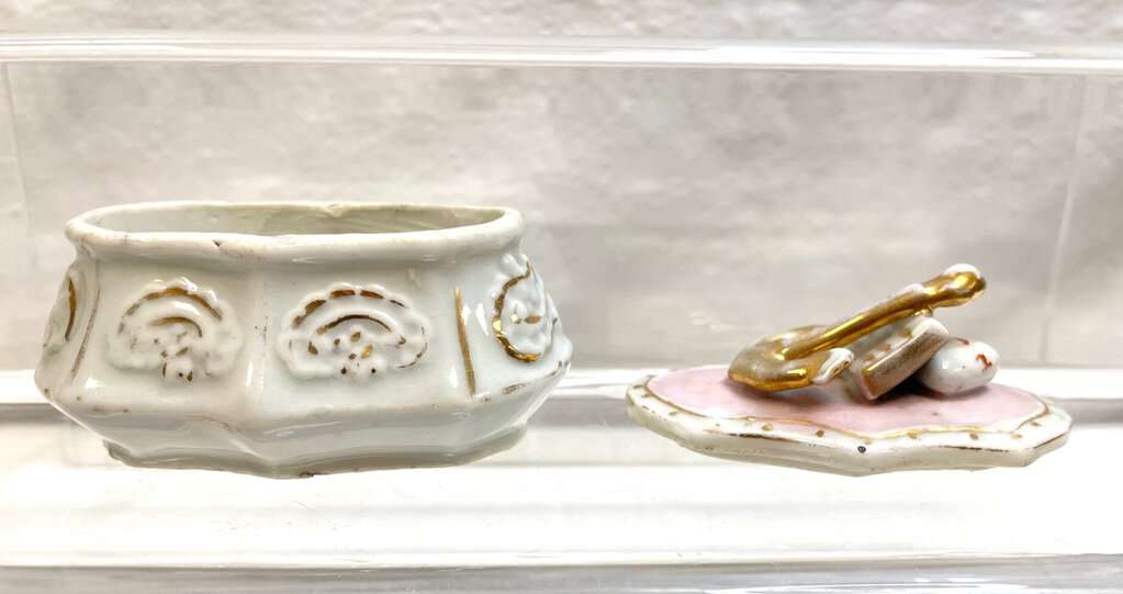 Vintage Victorian Fairing Trinket Box - Anchor