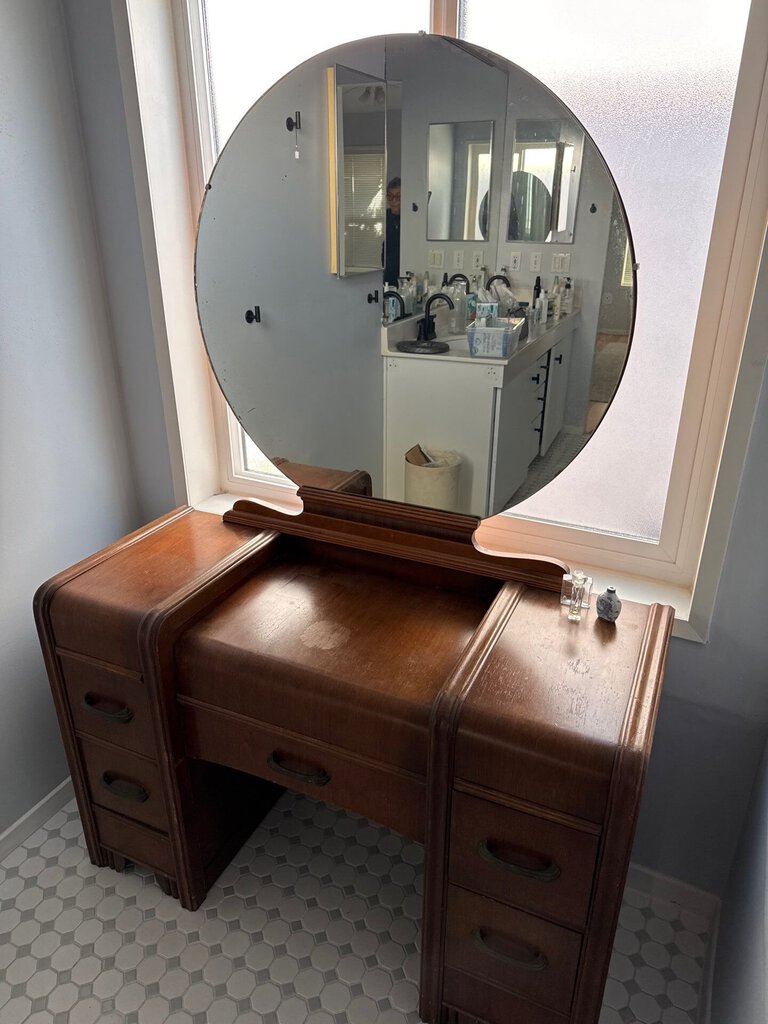 Vintage Armon 5 Drawer Waterfall Vanity 44x17x28
