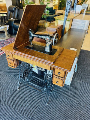 1910 Singer Sewing Machine ( G2047848 )