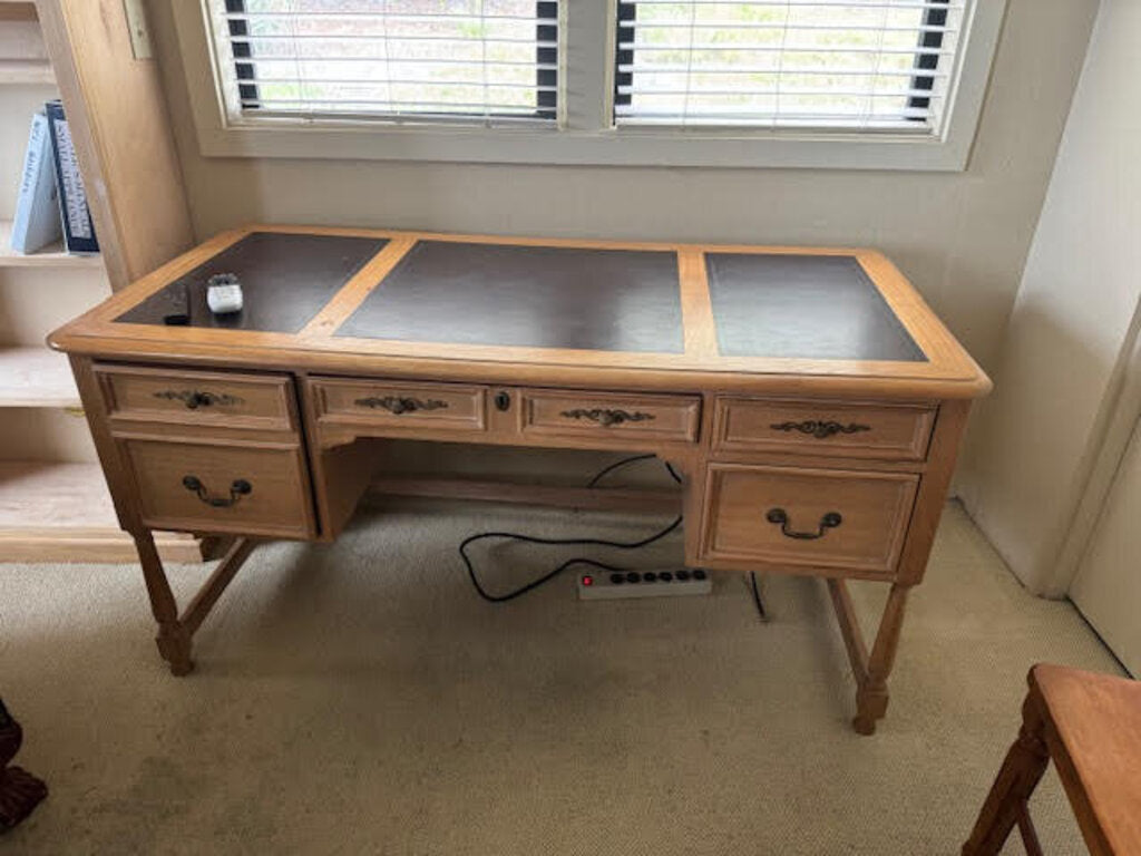 Hekman Leather Top Desk 28x58x30