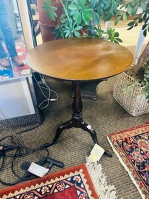 Georgian Tilt Top Side Table 20x26