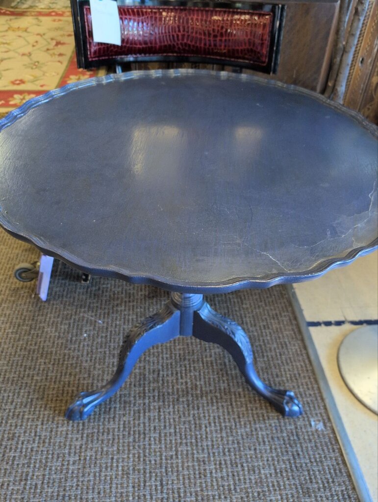 Pie Crest Boarder Top 32" Round Tilt Top Table