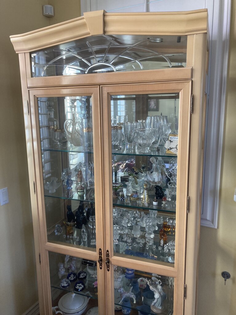 Bernhardt Curio Cabinet 39x16x80