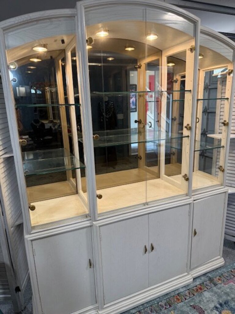 Thomasville Lighted China Cabinet 64x16x81