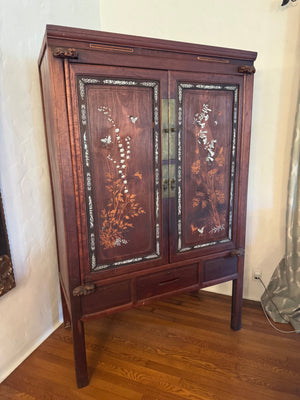 Chinese Cabinet with Ornate Inset Décoré