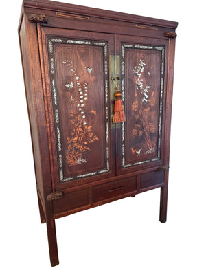 Chinese Cabinet with Ornate Inset Décoré