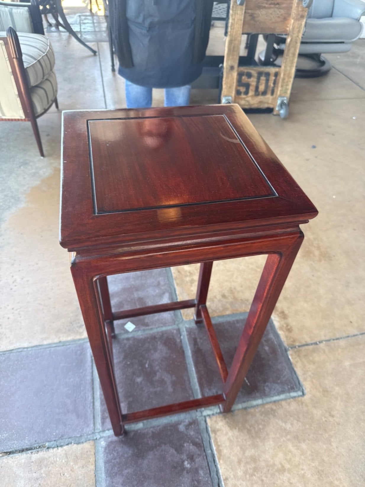 Rosewood Pedestal Stand