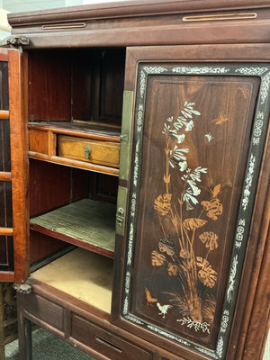 Chinese Cabinet with Ornate Inset Décoré