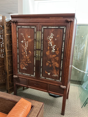Chinese Cabinet with Ornate Inset Décoré
