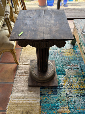Set of 2 wooden pedestals