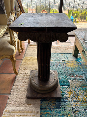 Set of 2 wooden pedestals