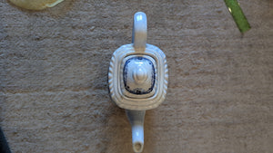 1 porcelain teapot with lid
