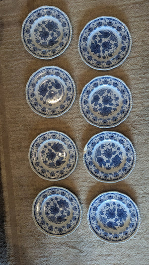 Set of 8 porcelain plates