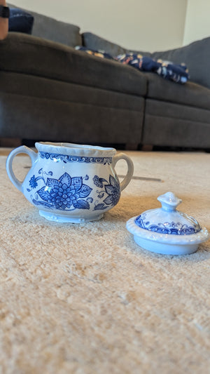 1 porcelain sugar bowl and lid