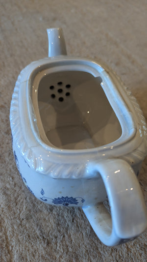 1 porcelain  teapot with strainer 