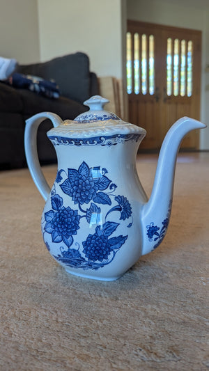 1 porcelain teapot with lid