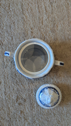 1 porcelain sugar bowl and lid