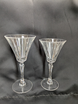 6 Novecento  wine Glasses (in the box)