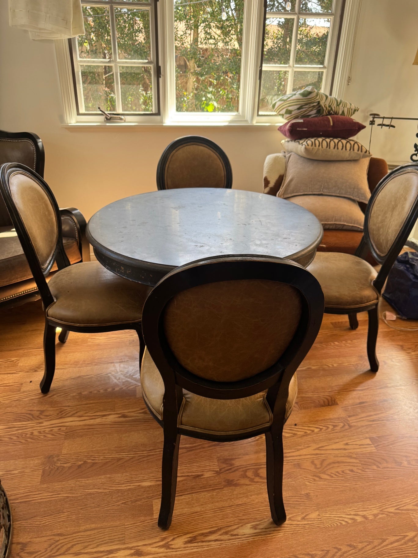 Arhaus Luca Déjeuner Dining Table +4  Leather Chairs