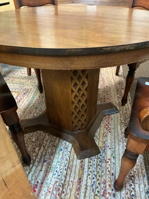 44" Round Oak Pedestal Dining Table Plus 4 Chairs & 2 Leaves 18"