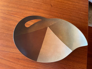 Vintage mid-century modern mixed-metal dish/catchall with brass and copper inlay and integrated cutout handle, Mexico, 1960s