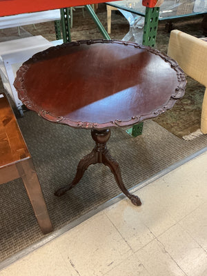 Round Tilt Top Side Table (28”x29”H)