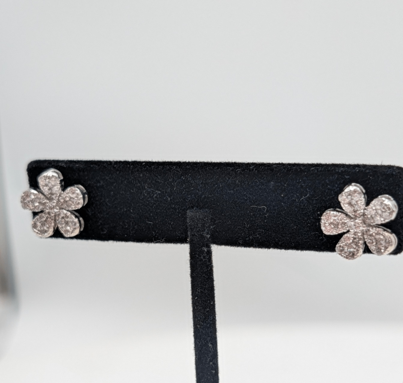 Earrings 18k White Gold Flowers w/ Diamonds
