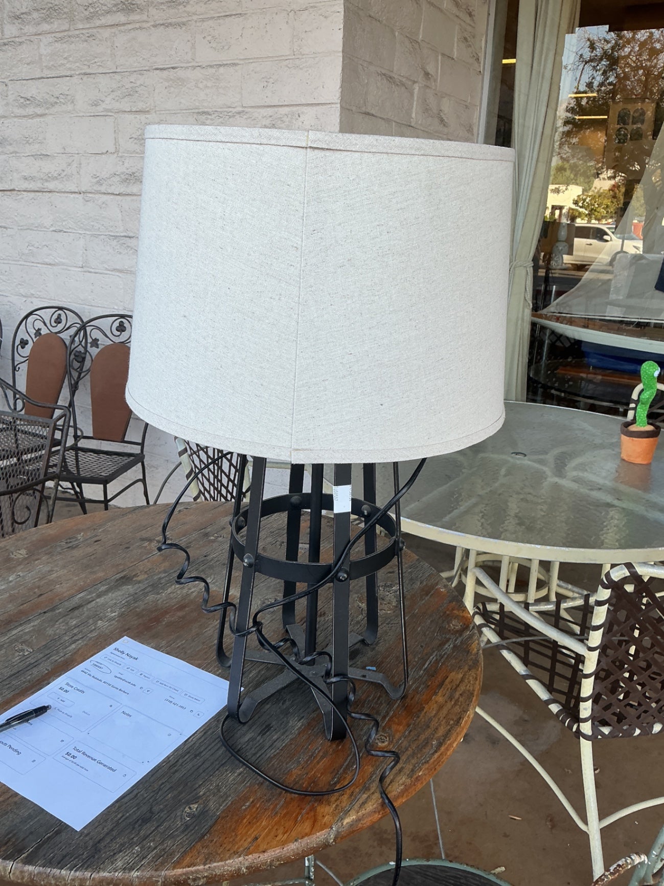 Black metal table lamp