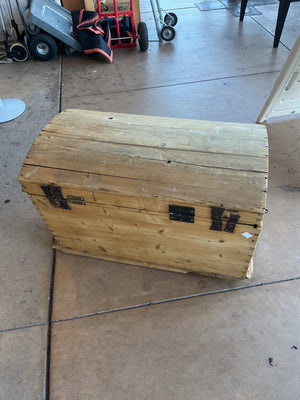 This is an antique comeback, English pine trunk measuring by 35 by 24 x 20