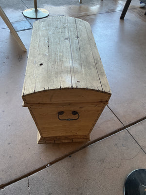 This is an antique comeback, English pine trunk measuring by 35 by 24 x 20