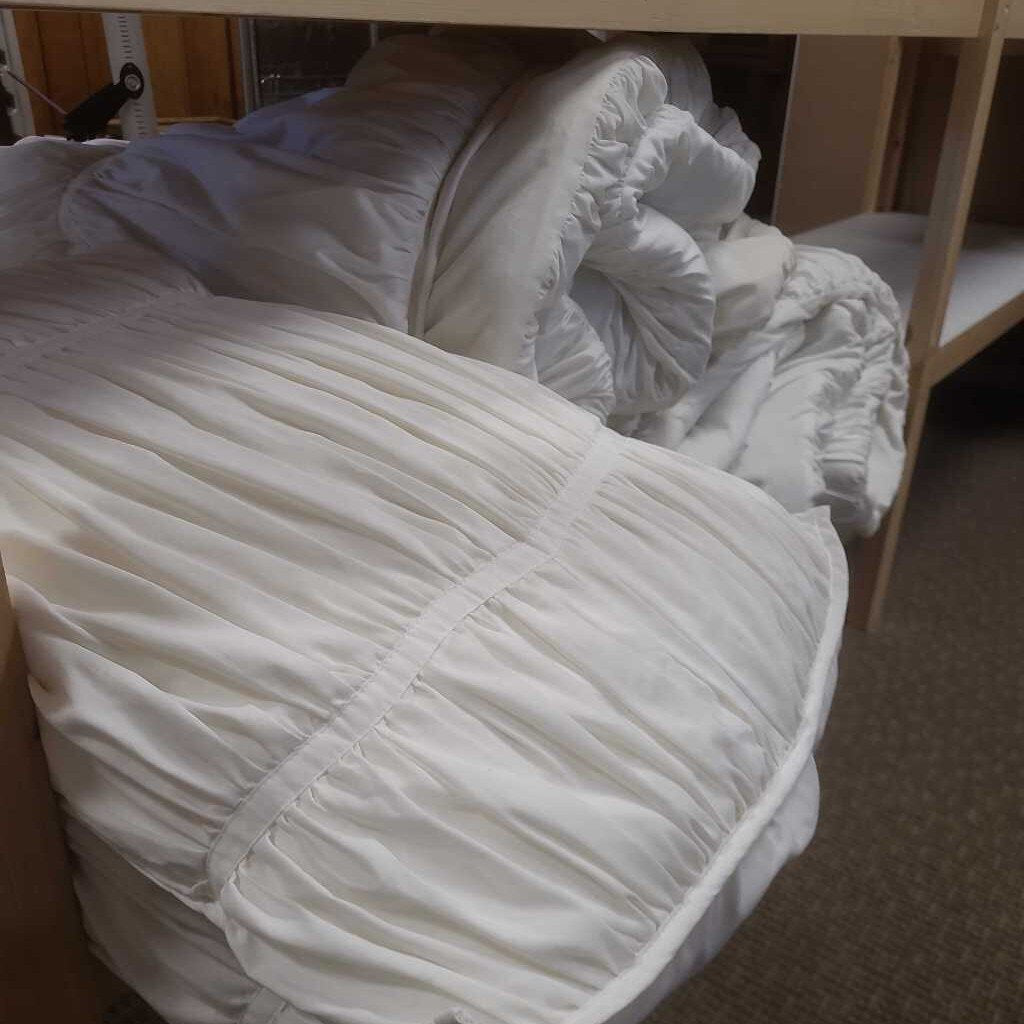Pair of Twin Comforter W Duvet Pillows