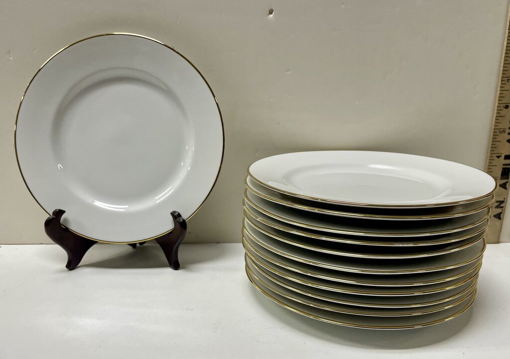 White Gold Trimmed Mixed Lot Dinner Service (31 Pieces)