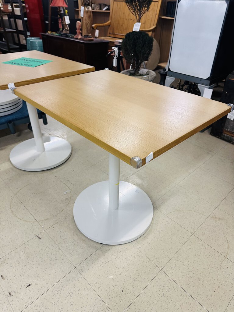Pedestal Cafe Table 24x32x30