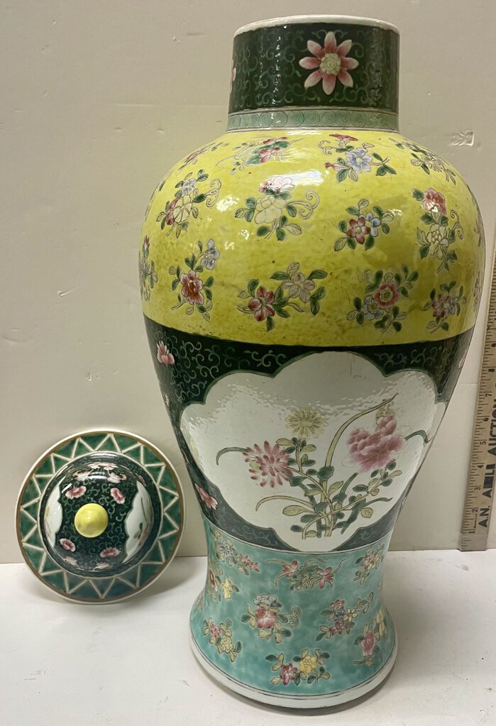 Chinese White Green Yellow Enameled Famille Rose Porcelain Lidded Vase