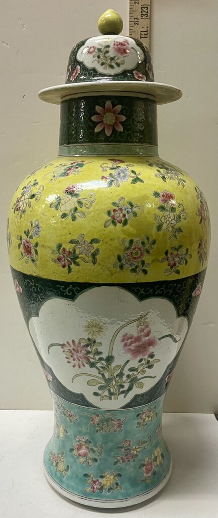 Chinese White Green Yellow Enameled Famille Rose Porcelain Lidded Vase