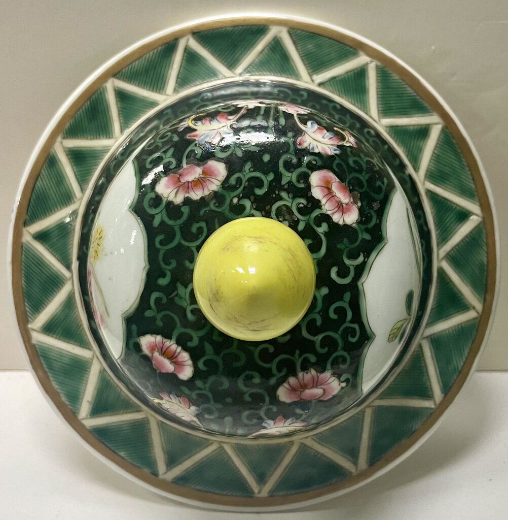 Chinese White Green Yellow Enameled Famille Rose Porcelain Lidded Vase