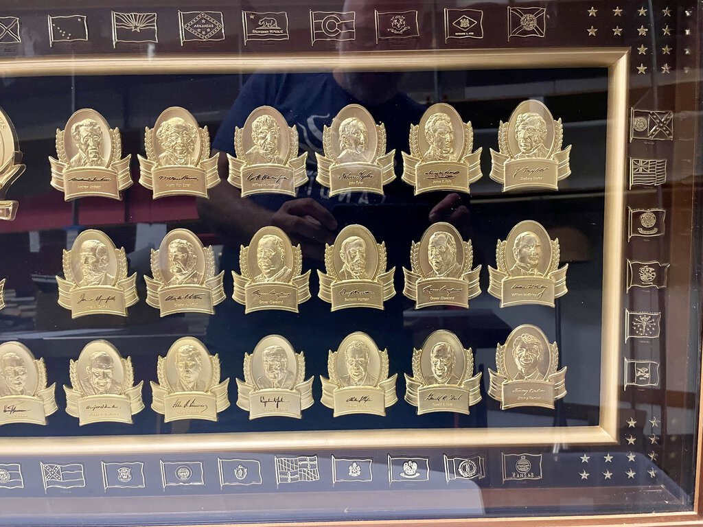 Vintage 39 Presidents Framed Wooden Display Brass Cameos of the United States