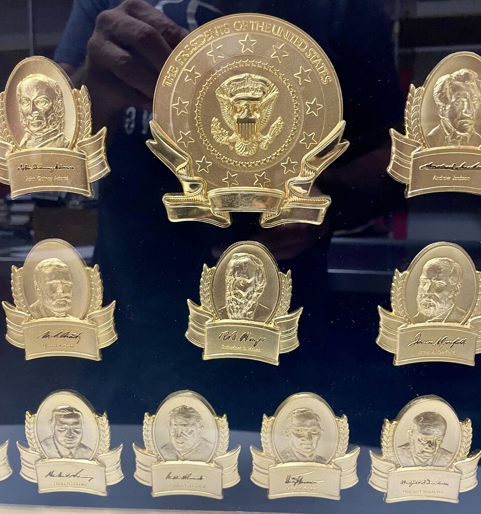 Vintage 39 Presidents Framed Wooden Display Brass Cameos of the United States