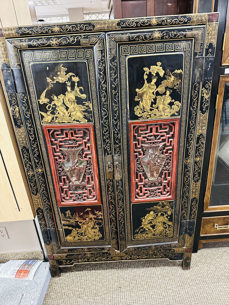 19th Century Chinese Decorated Lacquered Cabinet 38x21x62