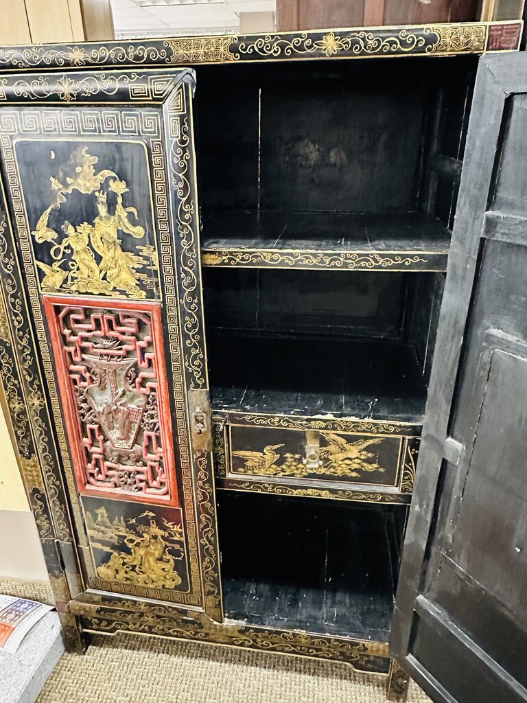 19th Century Chinese Decorated Lacquered Cabinet 38x21x62