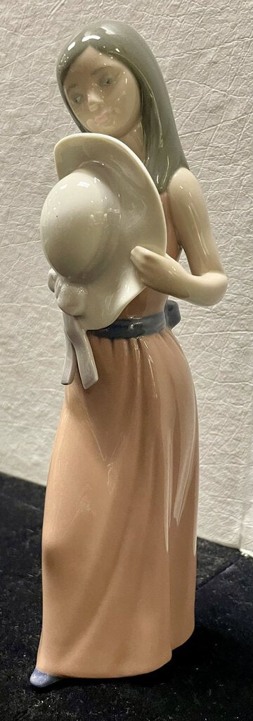 Lladro Bashful Figurine #5007 Mint