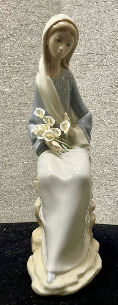 Lladro Girl Sitting with Lilies Figurine #4972 Mint