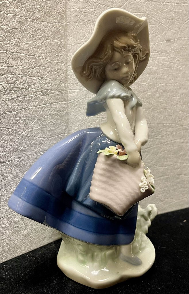 Lladro Pretty Pickings Figurine #5222 Mint