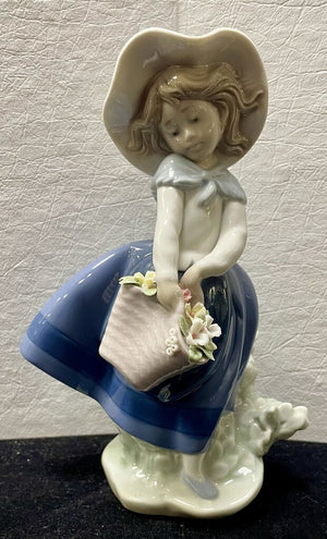 Lladro Pretty Pickings Figurine #5222 Mint