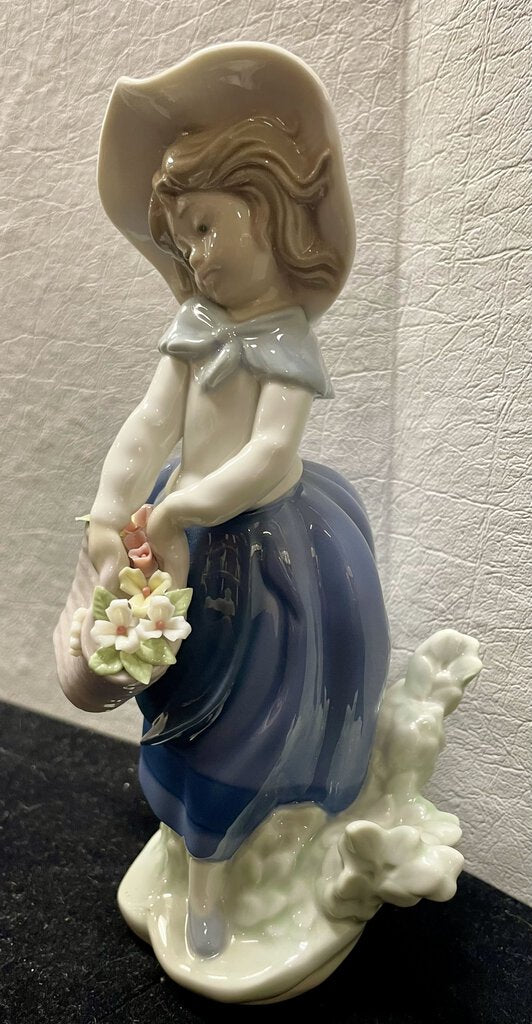 Lladro Pretty Pickings Figurine #5222 Mint