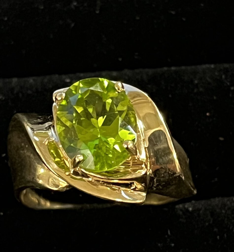 18K Gold Peridot Ring Sz 6.75