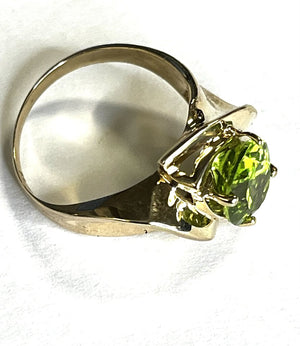 18K Gold Peridot Ring Sz 6.75