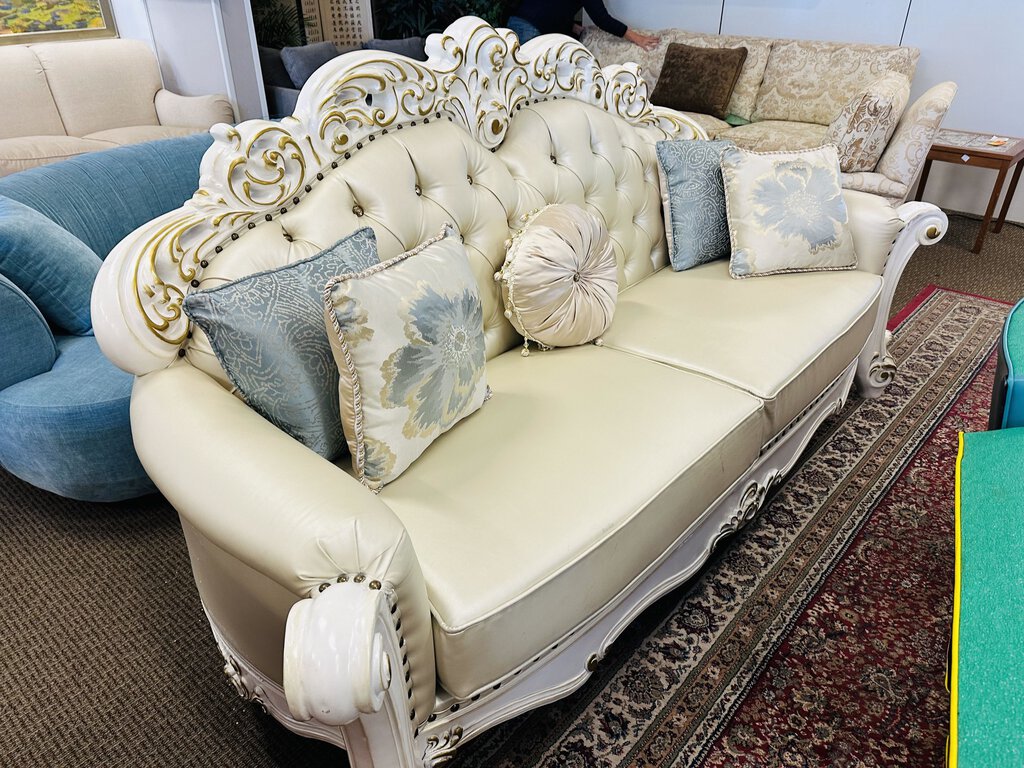 Acme Vendone Sofa With 5 Pillows