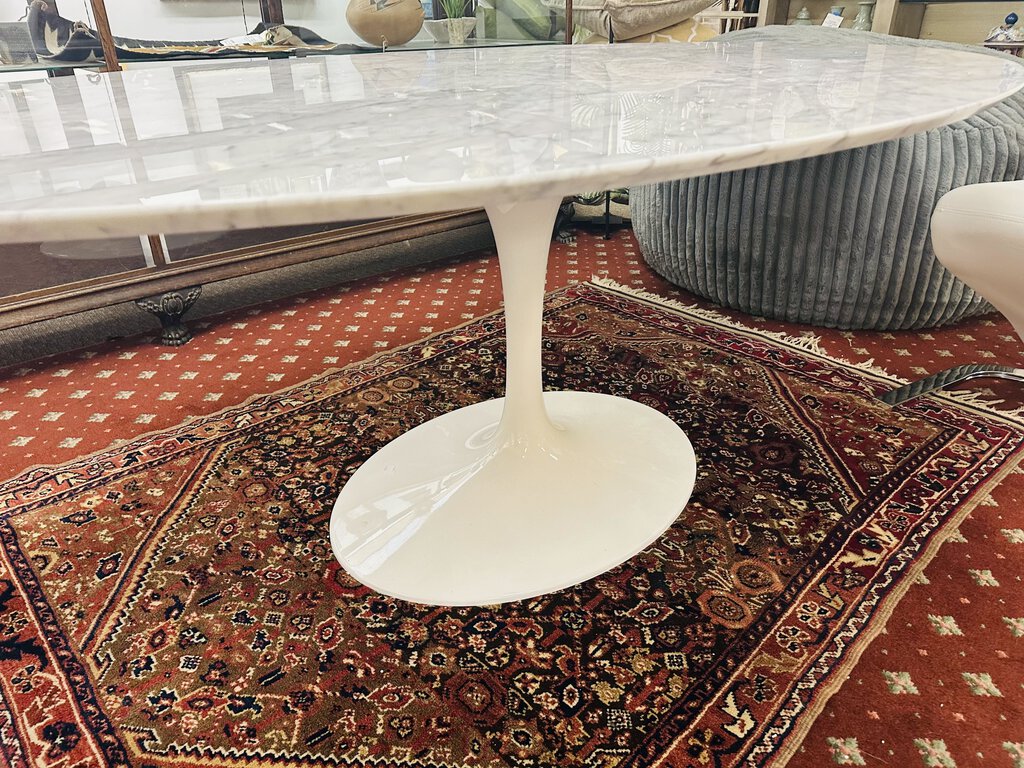 Saarinen Oval Tulip Dining Table MSRP $3000 MSRP $300047x78x29