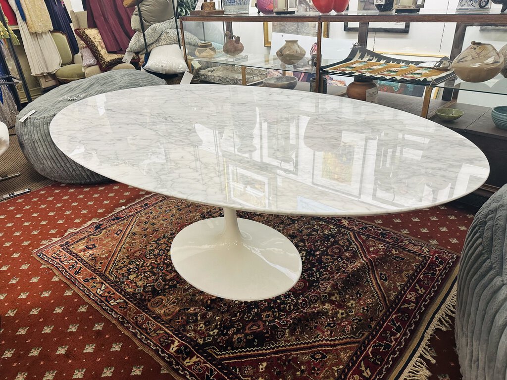 Saarinen Oval Tulip Dining Table MSRP $3000 MSRP $300047x78x29